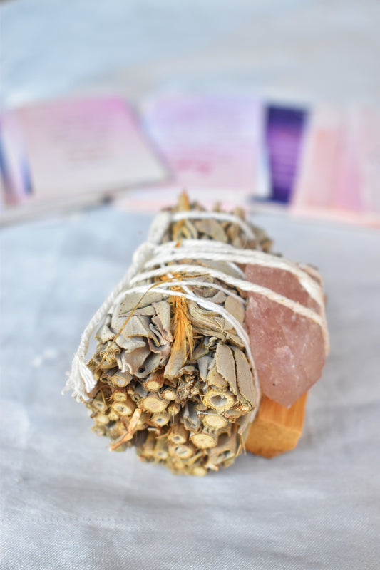 Salvia, palo santo e quarzo rosa